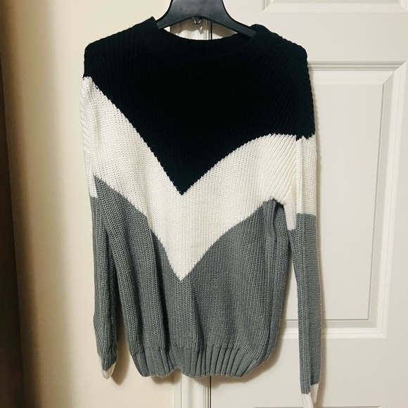 Tops - Sweater without a size but fits like a Large